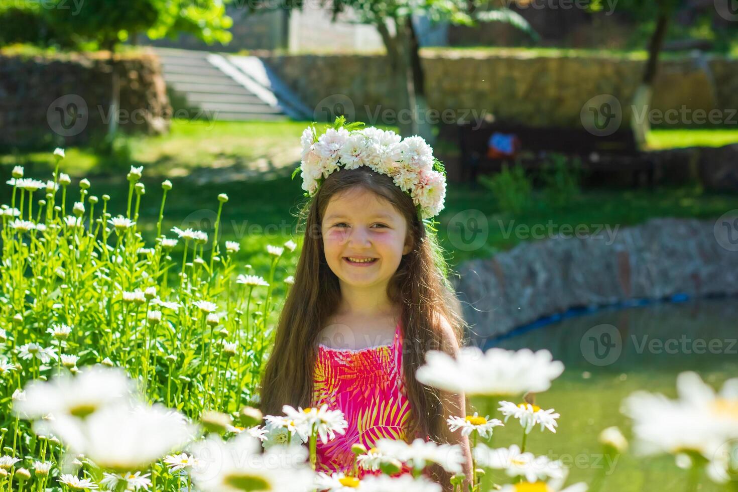 bonito pequeño niña en el naturaleza, niña en verano foto