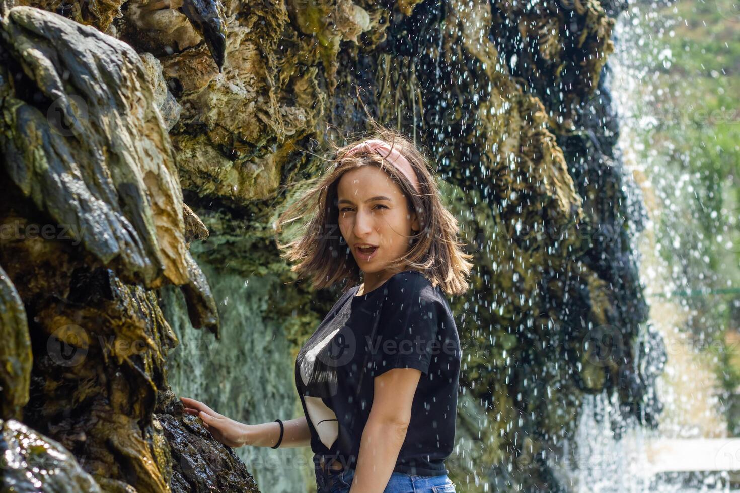 bonito joven niña en el naturaleza, verano paisaje foto