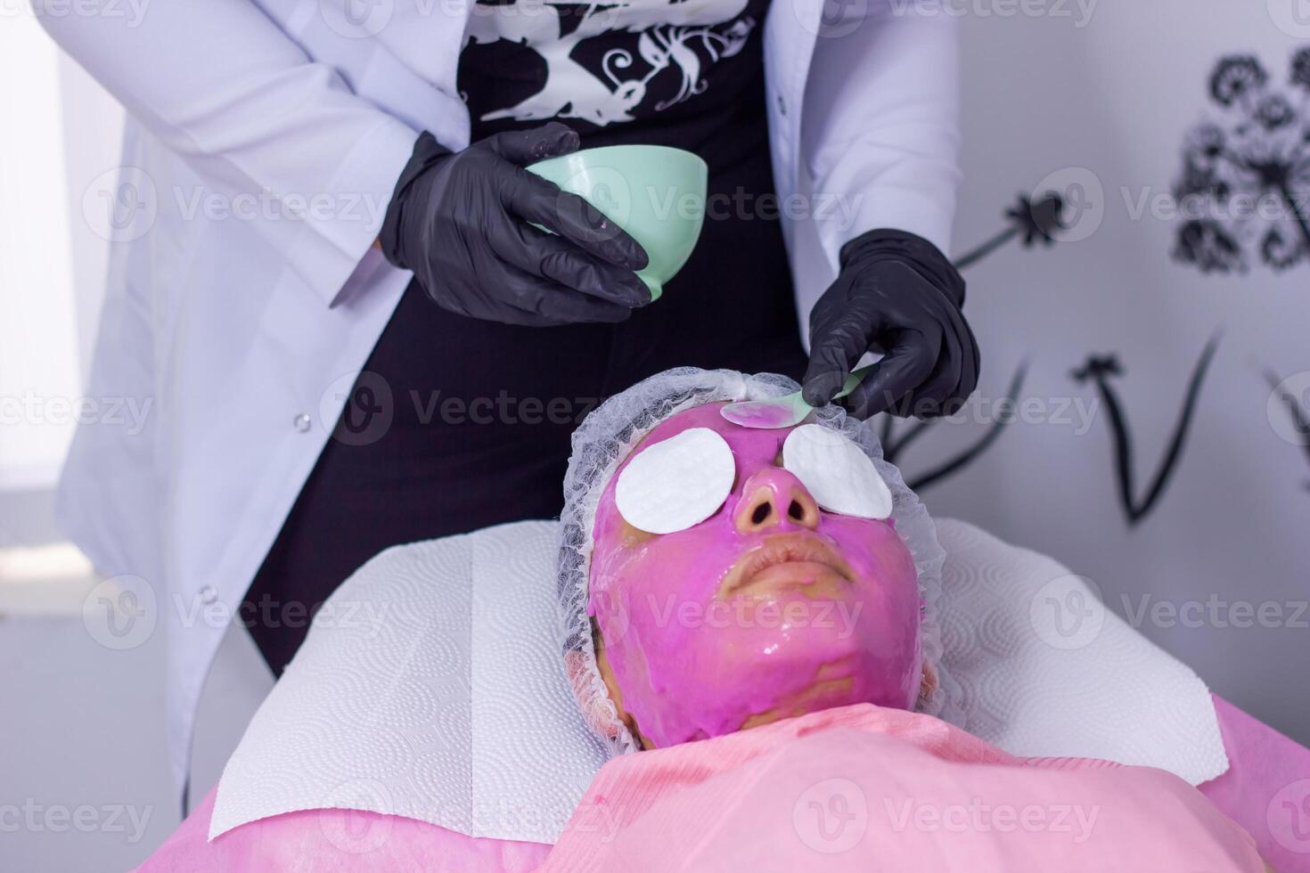 bonito joven mujer en spa salón foto