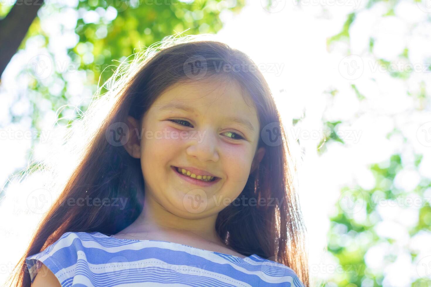 bonito pequeño niña en el naturaleza, niña en verano foto