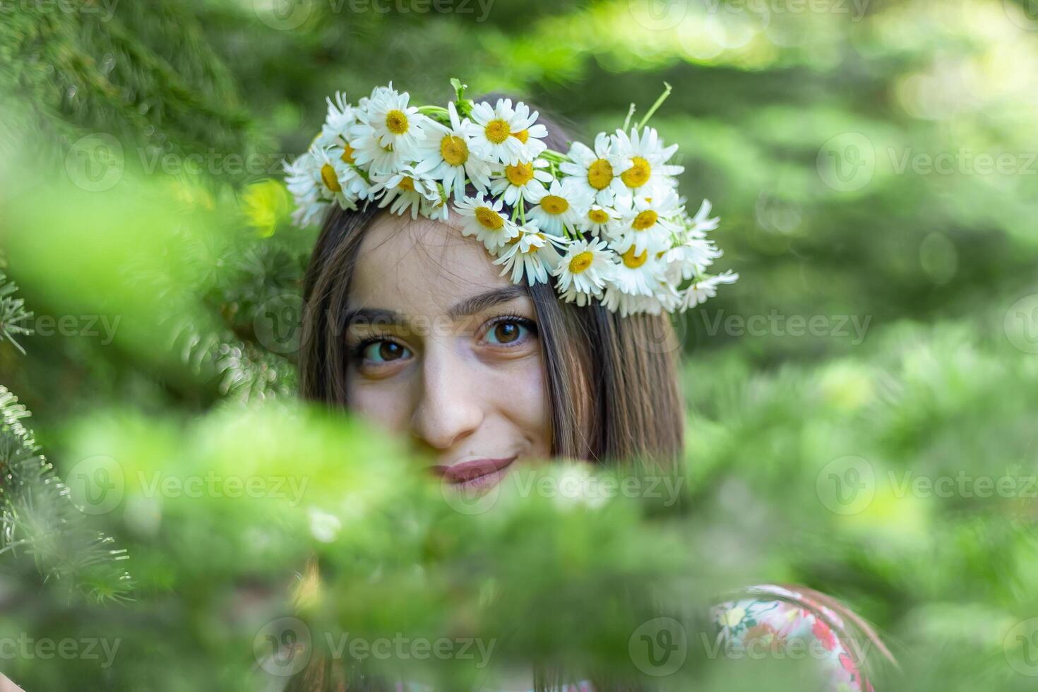retrato de un mujer con blanco flores, retrato de un mujer en el parque foto