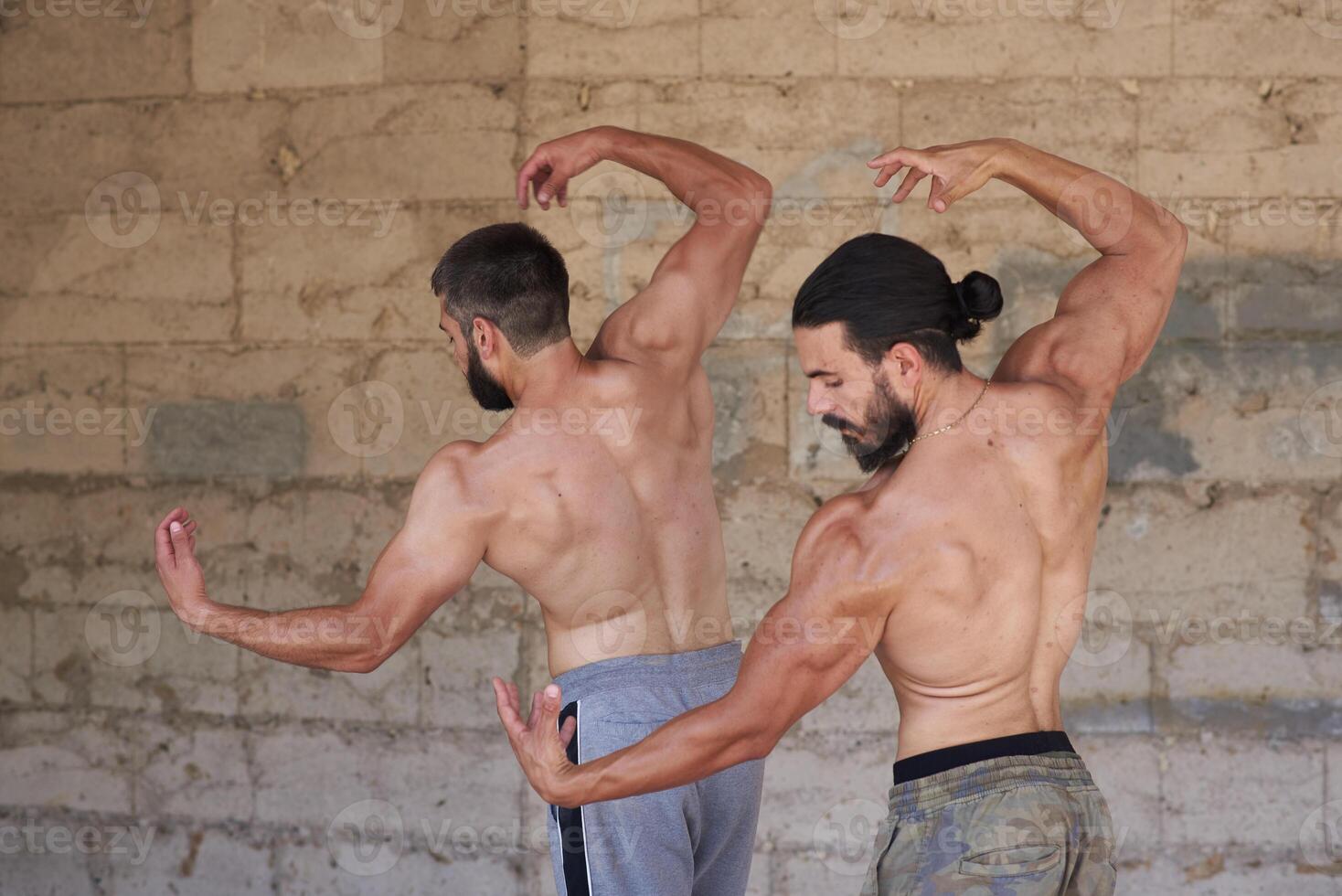 el dos joven muscular mans haciendo culturismo ejercicios en el ciudad, dos muscular joven hombre, atlético joven mans en el parque foto