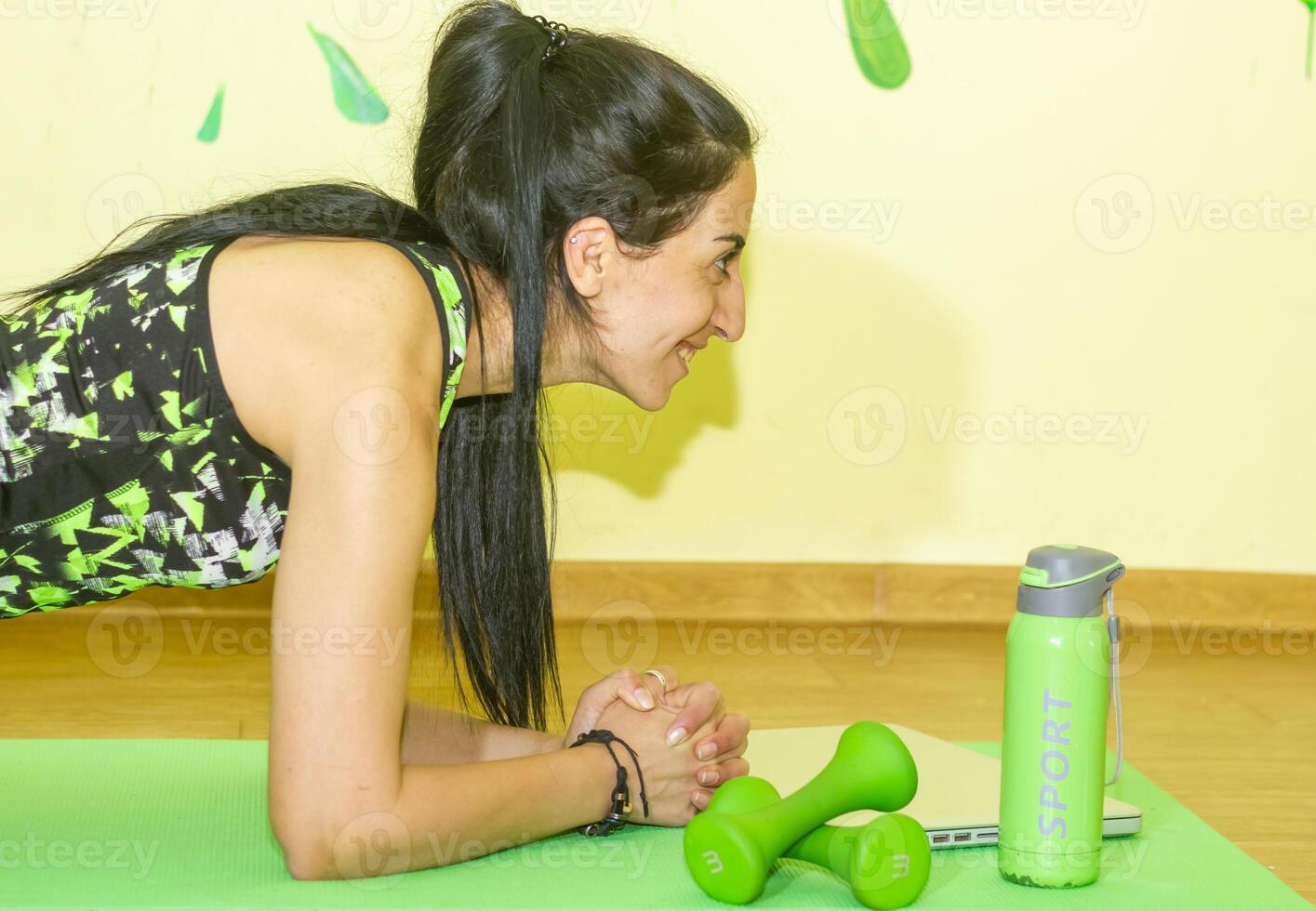 mujer haciendo aptitud ejercicio, joven mujer haciendo aptitud ejercicios en aptitud club foto