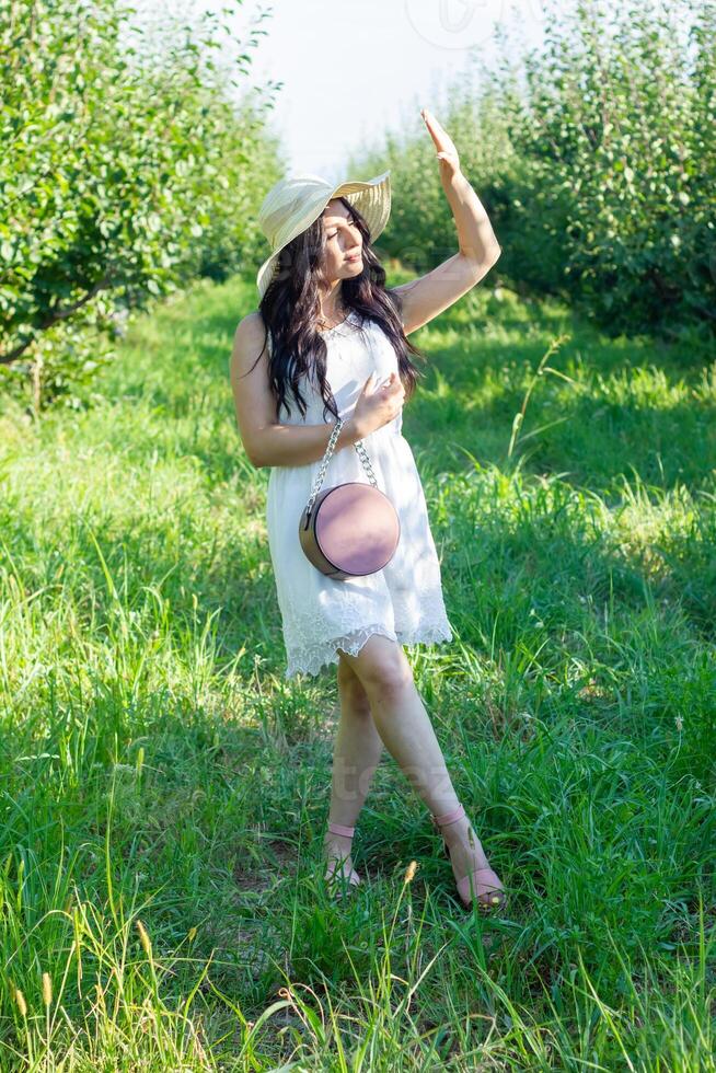 bonito joven mujer en el naturaleza, verano paisaje foto