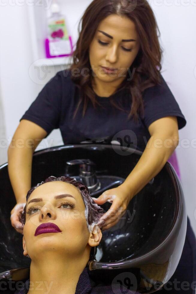 bonito joven mujer en belleza salón foto