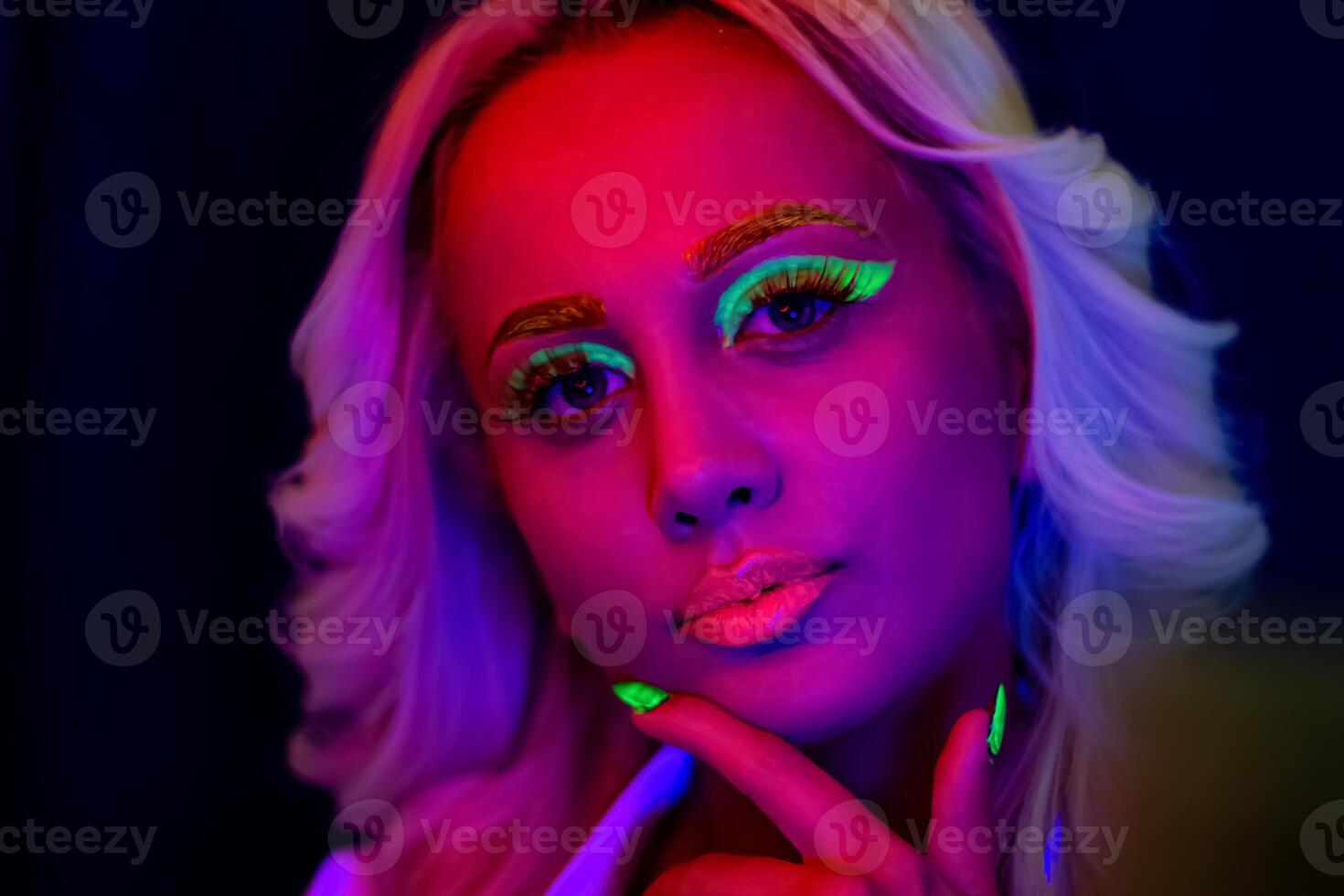 retrato de un mujer con pintado rostro, mujer con uv maquillaje en estudio, retrato de un mujer en carnaval mascarilla, el mujer es decorado en un ultravioleta polvo foto