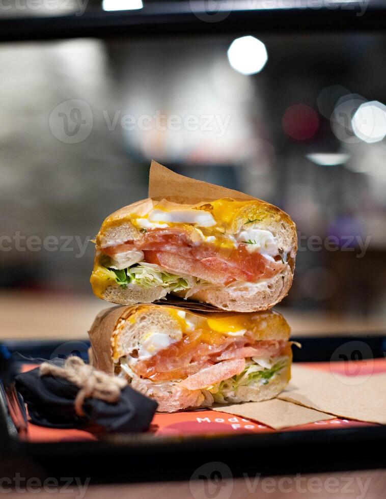 emparedados con jamón y vegetales en un plato en un restaurante foto