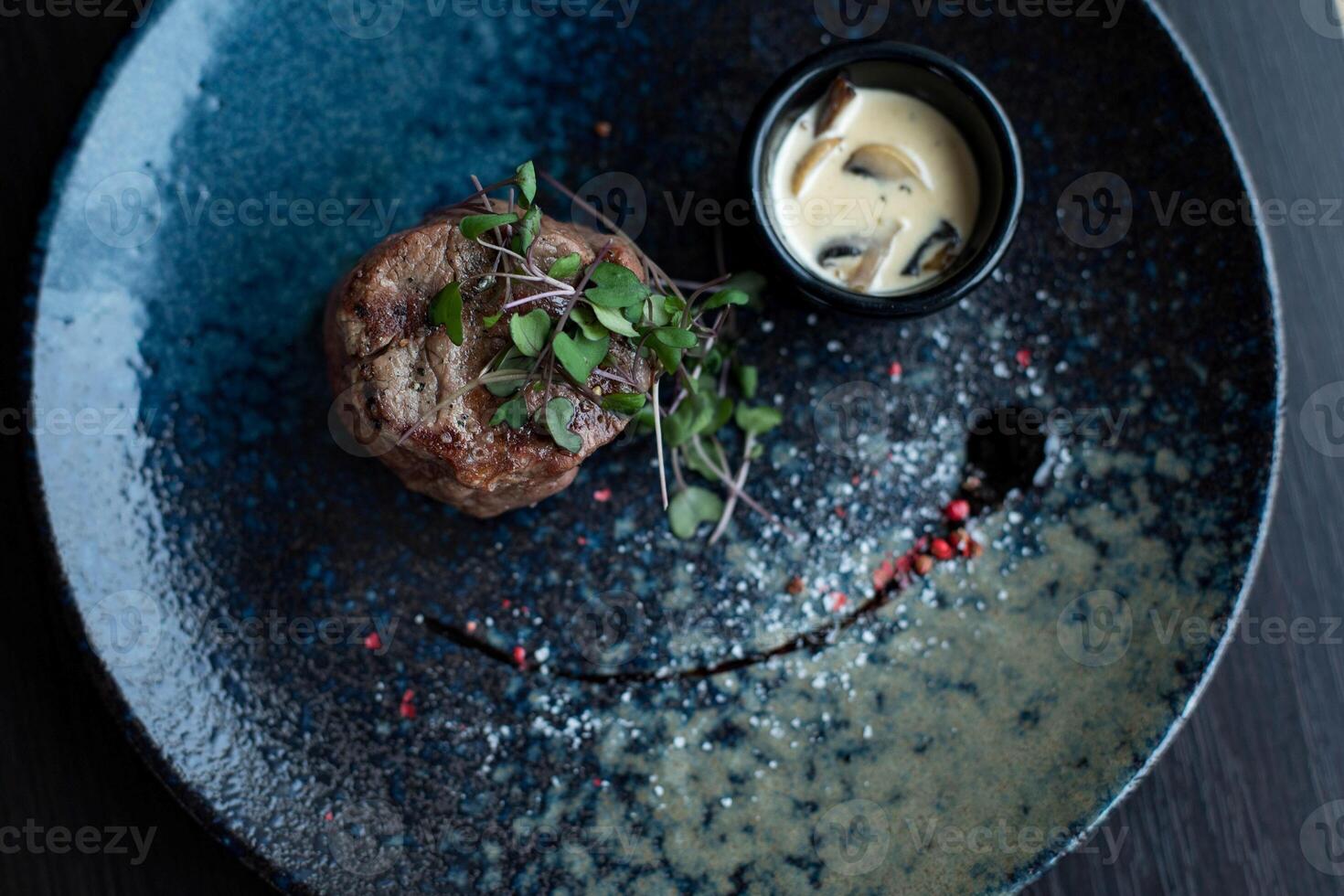 A la parrilla filete con salsa y hierbas en un lámina. restaurante menú foto