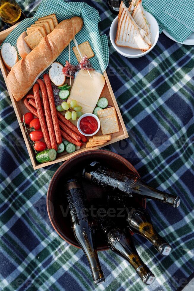 picnic con cerveza y meriendas en tartán fondo, parte superior ver foto