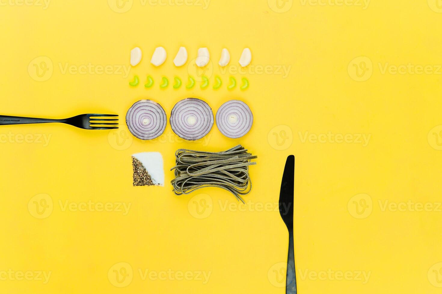 plano laico de cuchillería y ingredientes para Cocinando en amarillo antecedentes foto