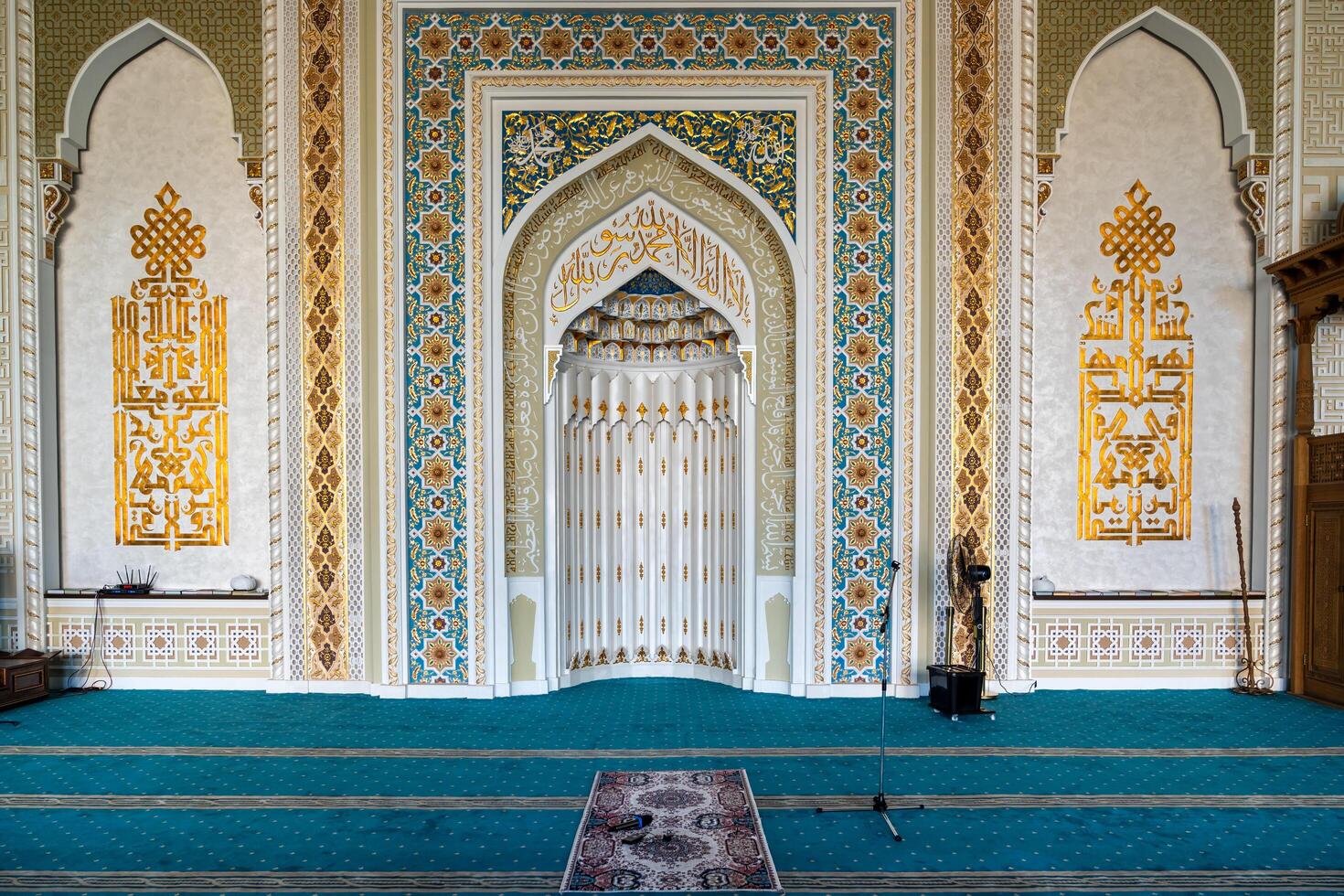 Taskent, uzbekistán-agosto 11, 2023-dentro el jazrati imán mezquita en el Hazrati imán complejo durante un soleado día. foto