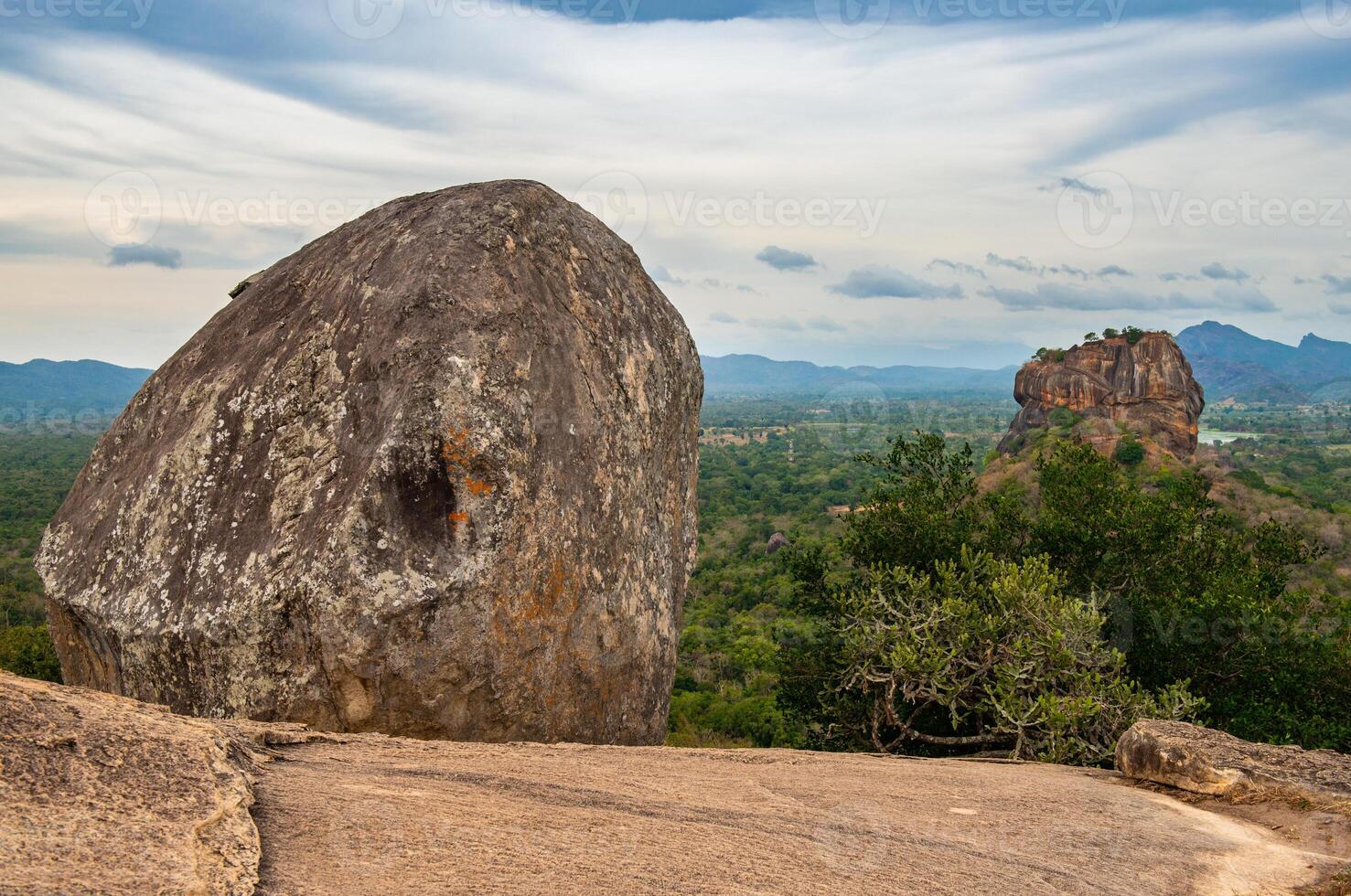 paisaje ver de sigiriya rock un icónico turista destino y uno de la unesco mundo patrimonio sitio en sri lanka ver desde el parte superior de pidurangala rock el sagrado colina. foto