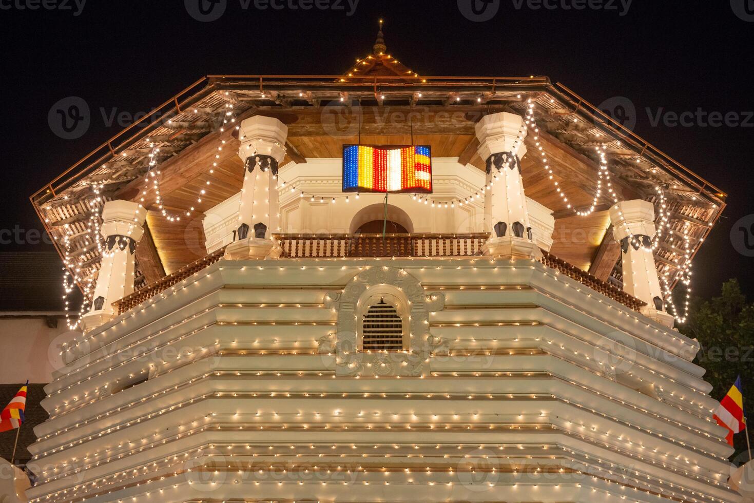 noche ver de el octagonal pabellón llamado Paththirippuwa en templo de el sagrado diente reliquia un budista templo en el ciudad de Canadá, sri lanka. foto