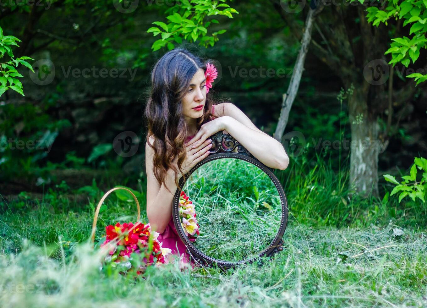 bonito joven niña en el naturaleza, niña en el parque foto