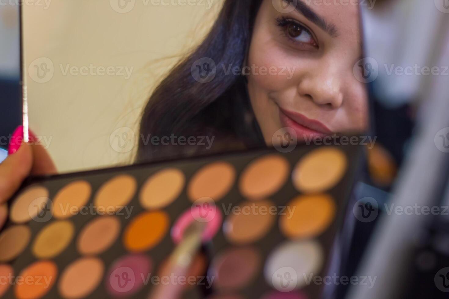 joven mujer en spa salón, niña en belleza salón foto