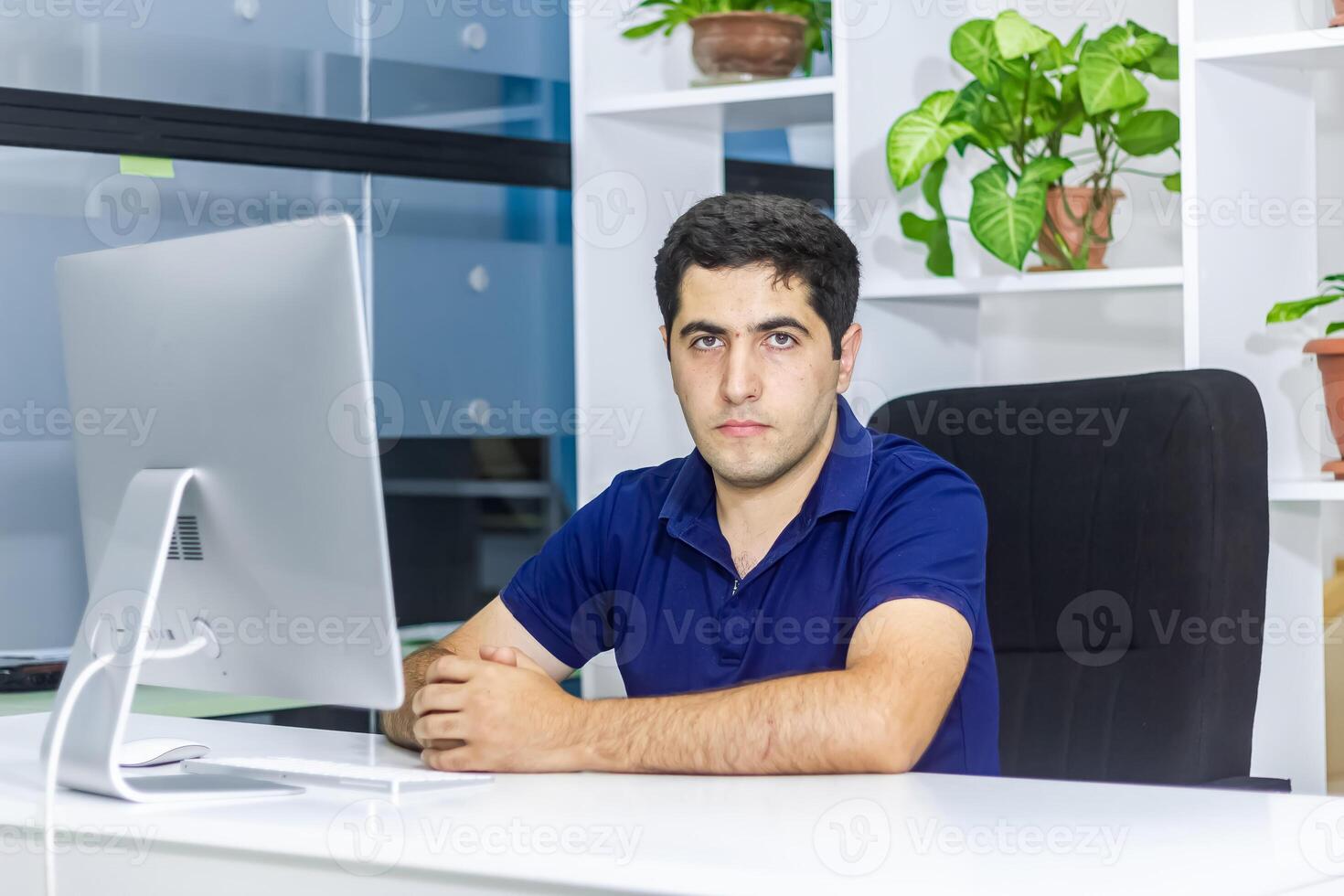 persona trabajando en oficina, persona a el trabajo foto