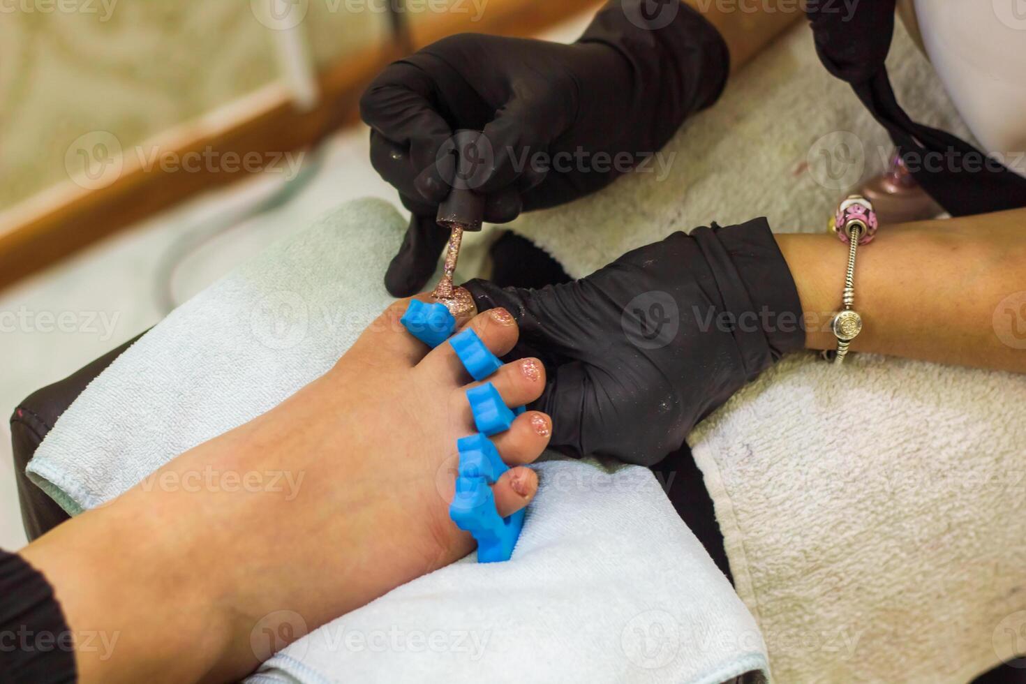 joven mujer en spa salón, niña en belleza salón foto