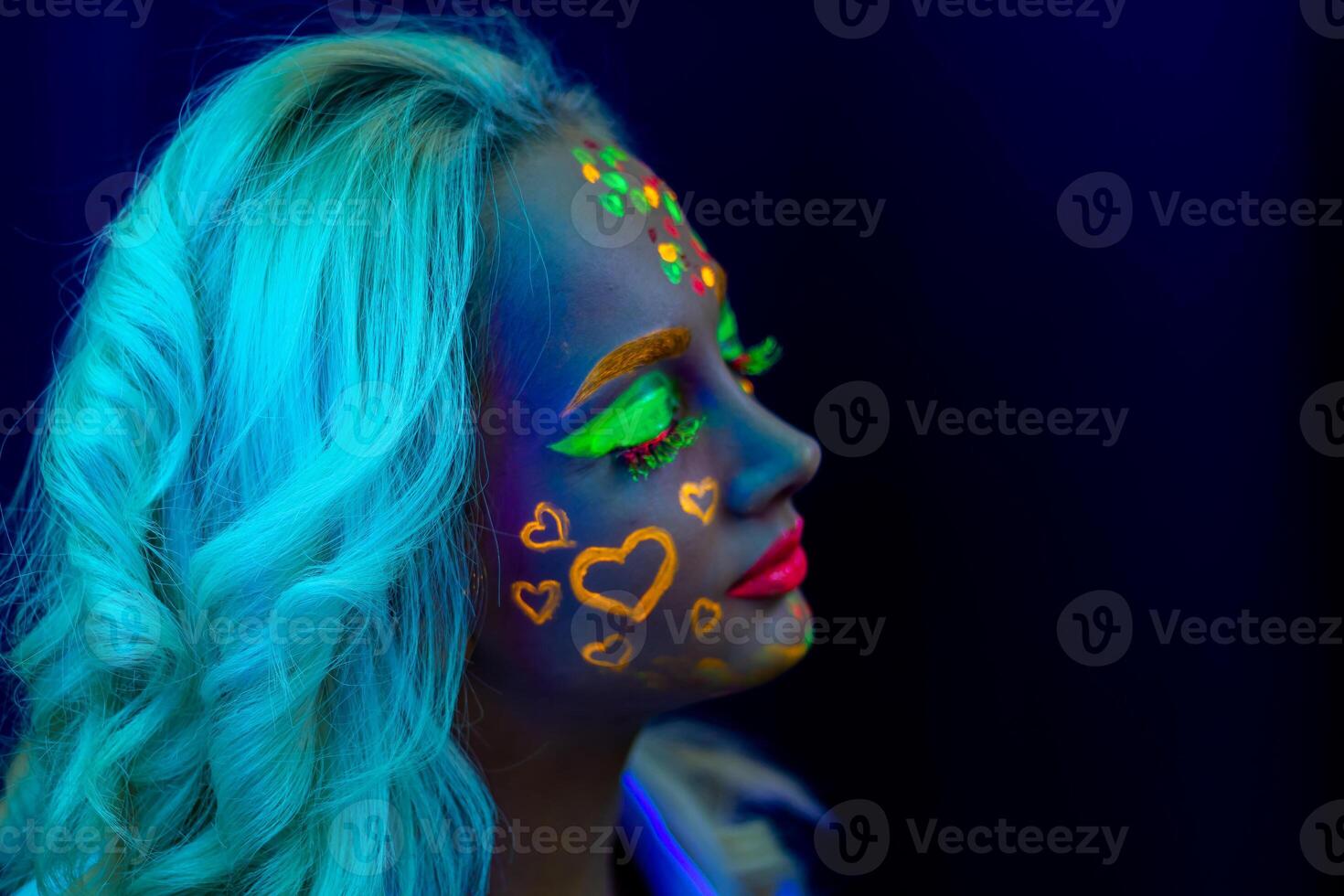 retrato de un mujer con pintado rostro, mujer con uv maquillaje en estudio, retrato de un mujer en carnaval mascarilla, el mujer es decorado en un ultravioleta polvo foto