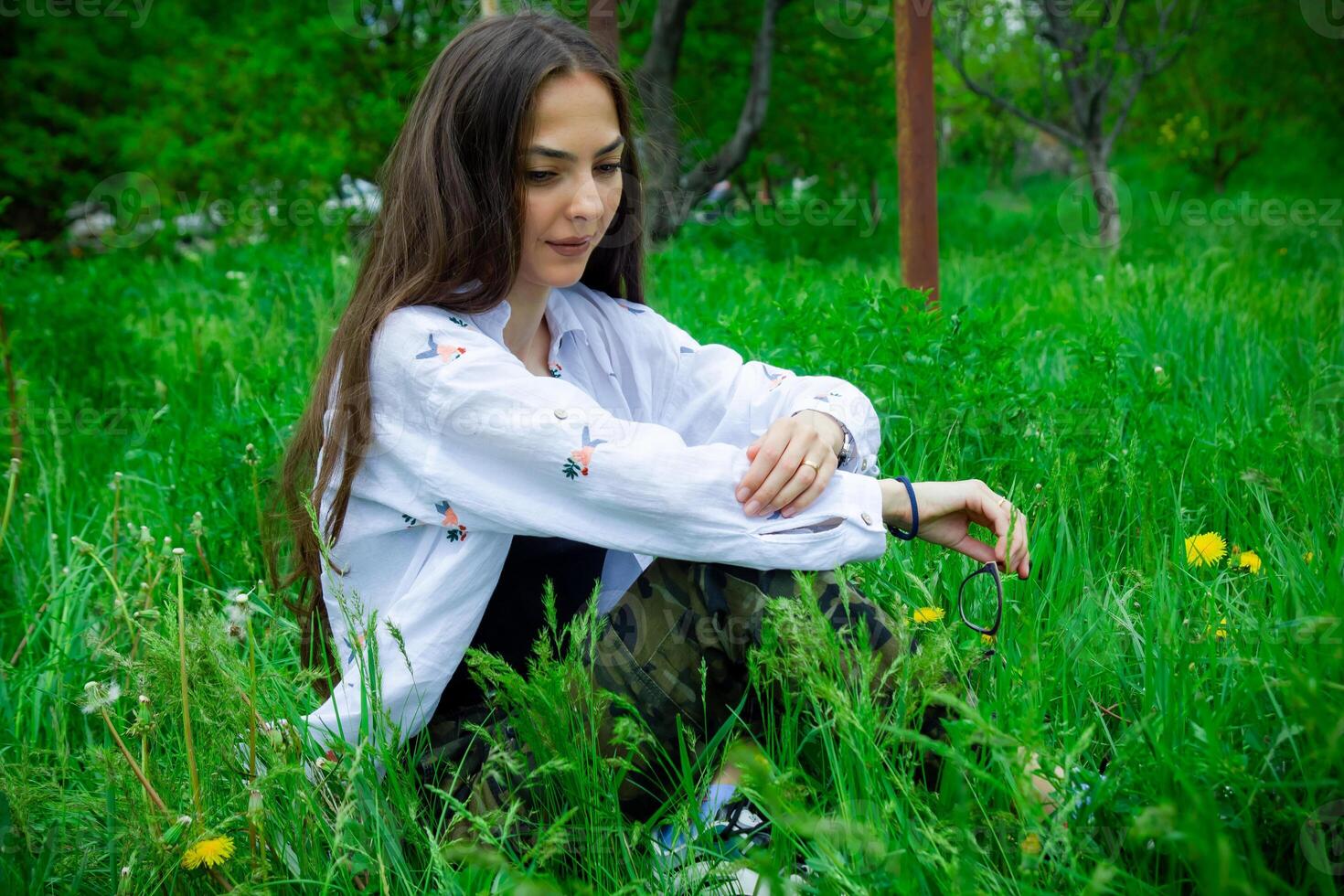 mujer en el parque, joven mujer en el jardín foto