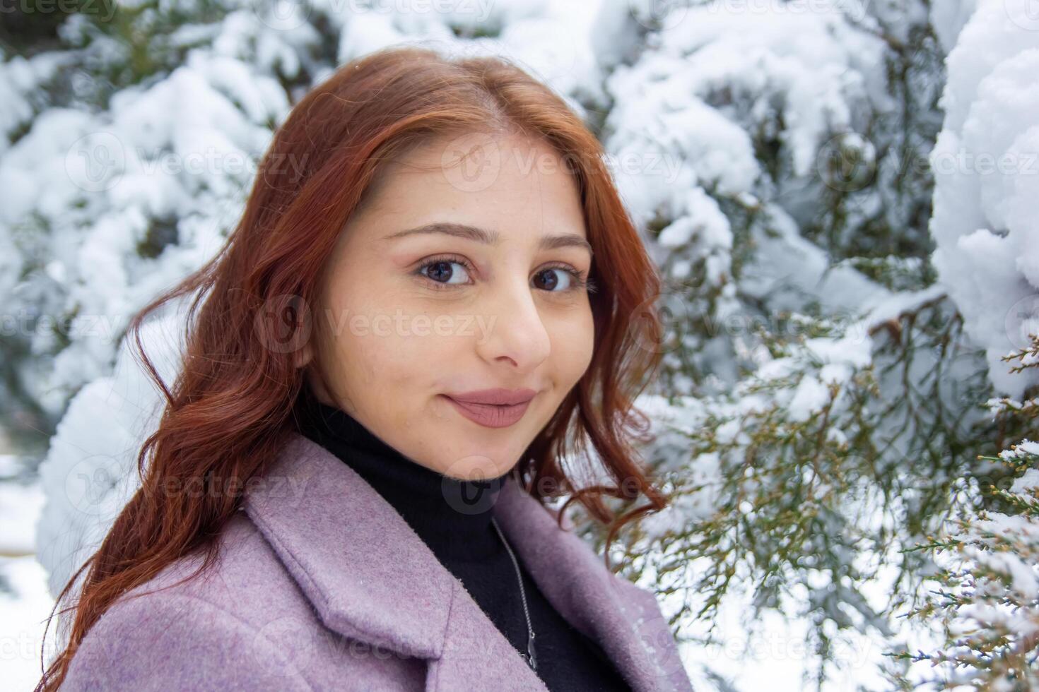 bonito joven mujer en invierno parque, rojo peludo niña en el parque en invierno foto