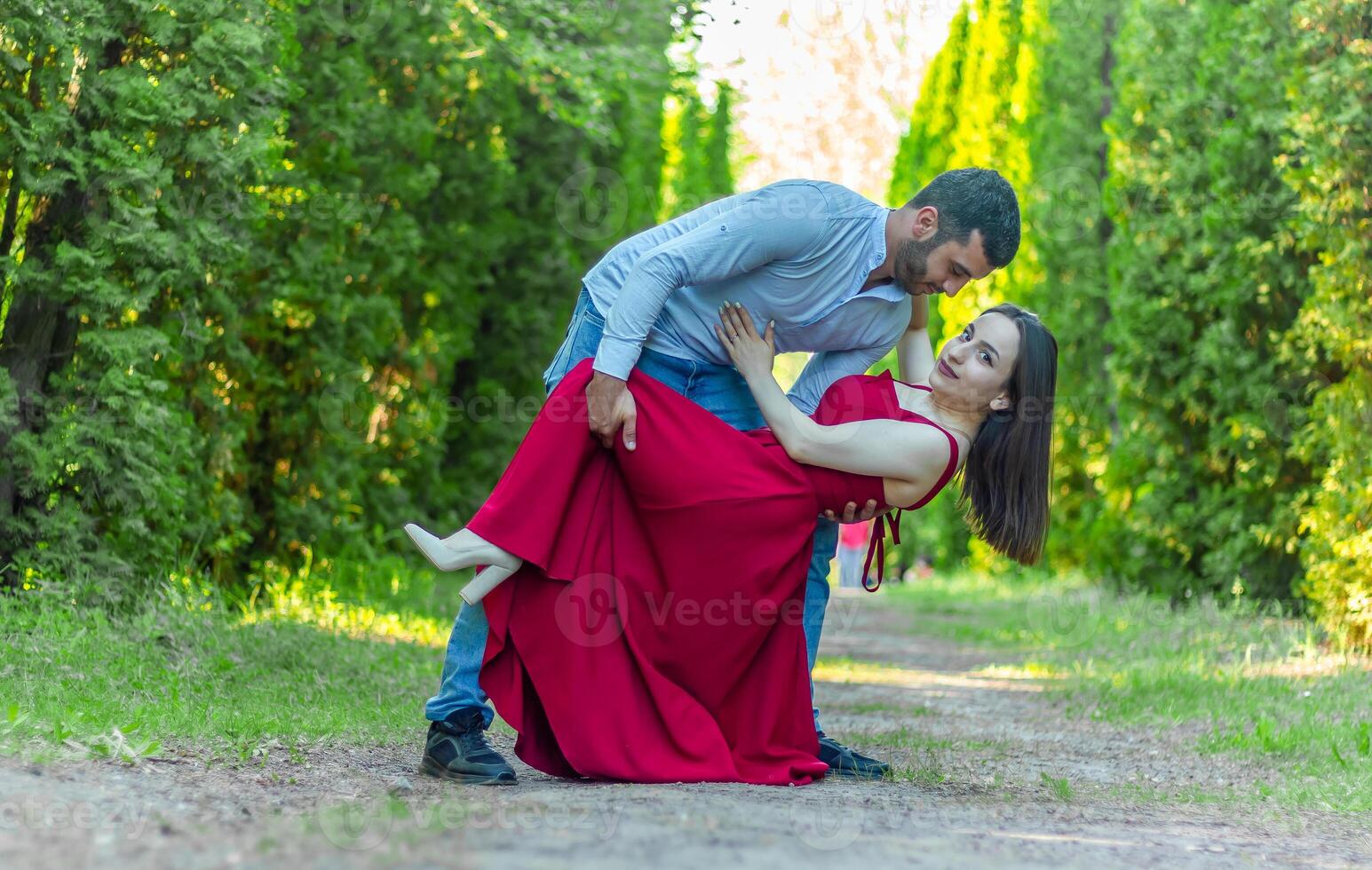 romántico Pareja en el jardín, Pareja en el naturaleza foto