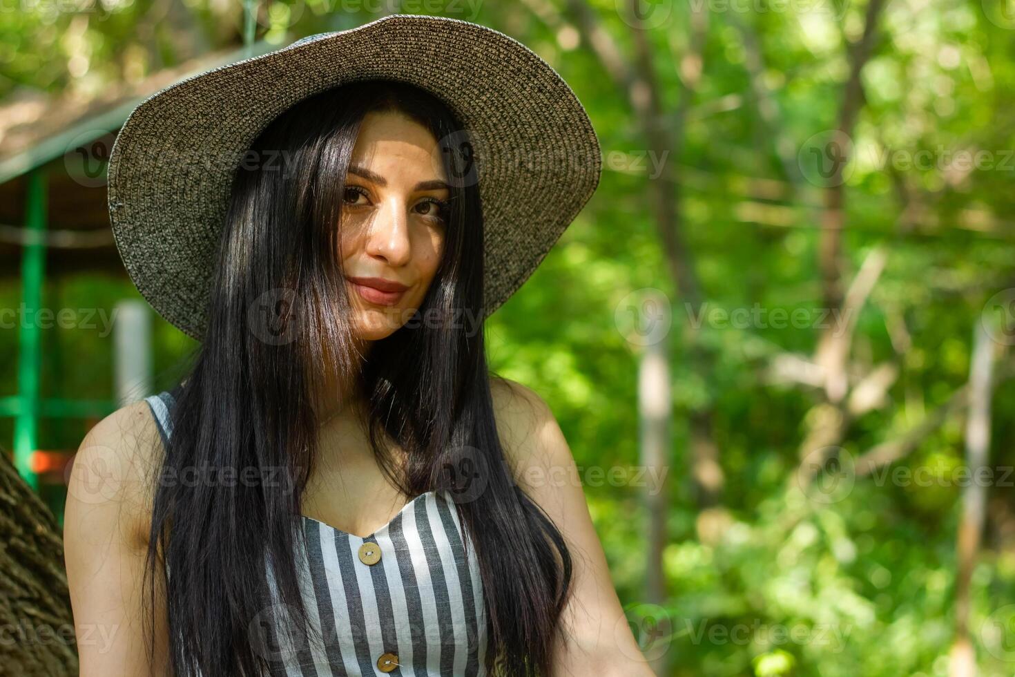 bonito joven mujer en el naturaleza, mujer en verano día foto