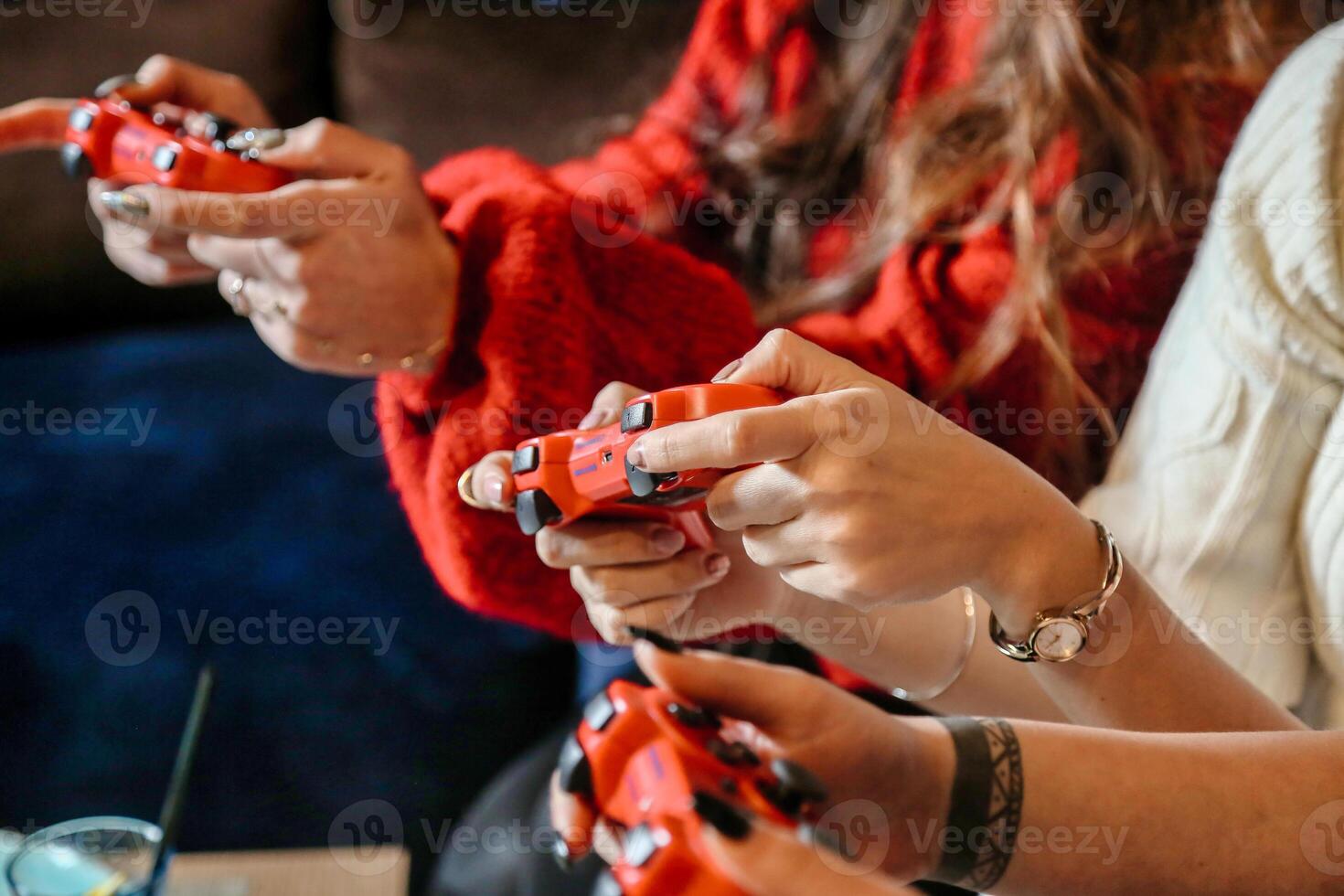 dos mujer comprometido en multijugador vídeo juego foto