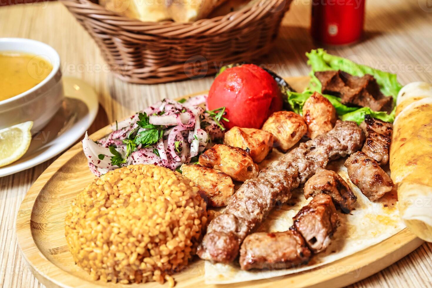 de madera plato con carne y vegetal plato servido junto a un taza de té foto