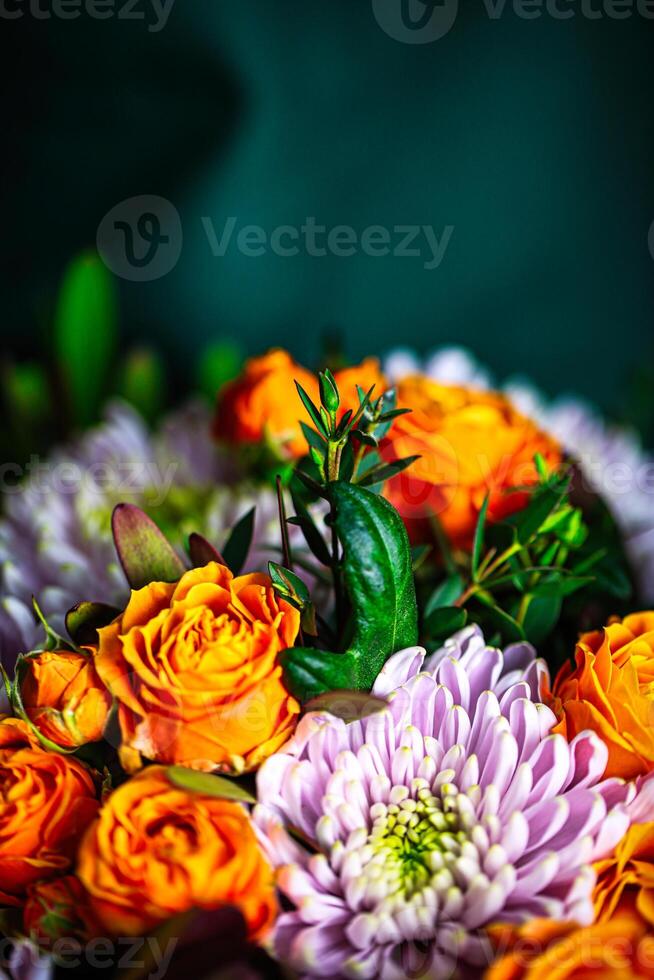 flores en mesa, hermosamente arreglado ramo de flores mejora ninguna espacio foto