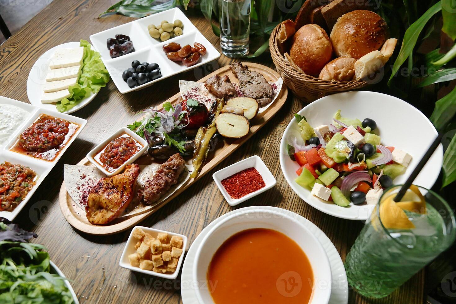 de madera mesa con platos de comida foto