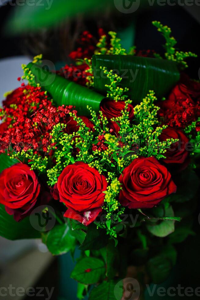 Vibrant Red Roses and Green Leaves Bouquet - Captivating Floral Arrangement photo