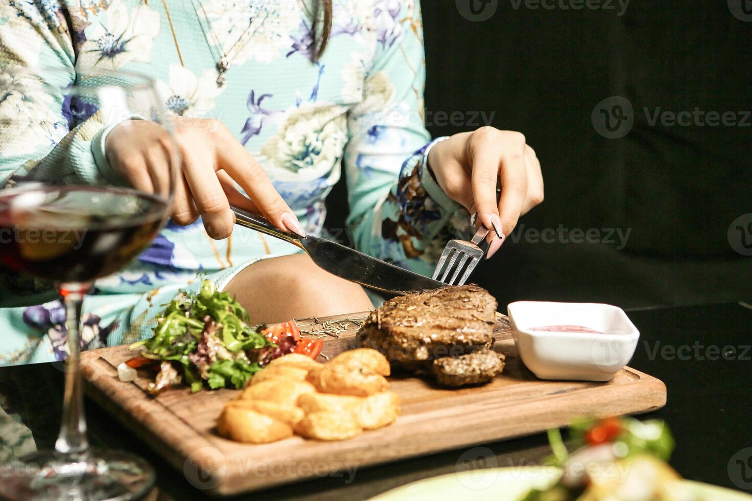 mujer corte hamburguesa en corte tablero foto