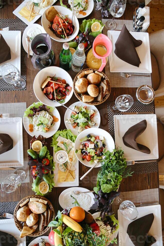 de madera mesa con platos y bochas de comida foto