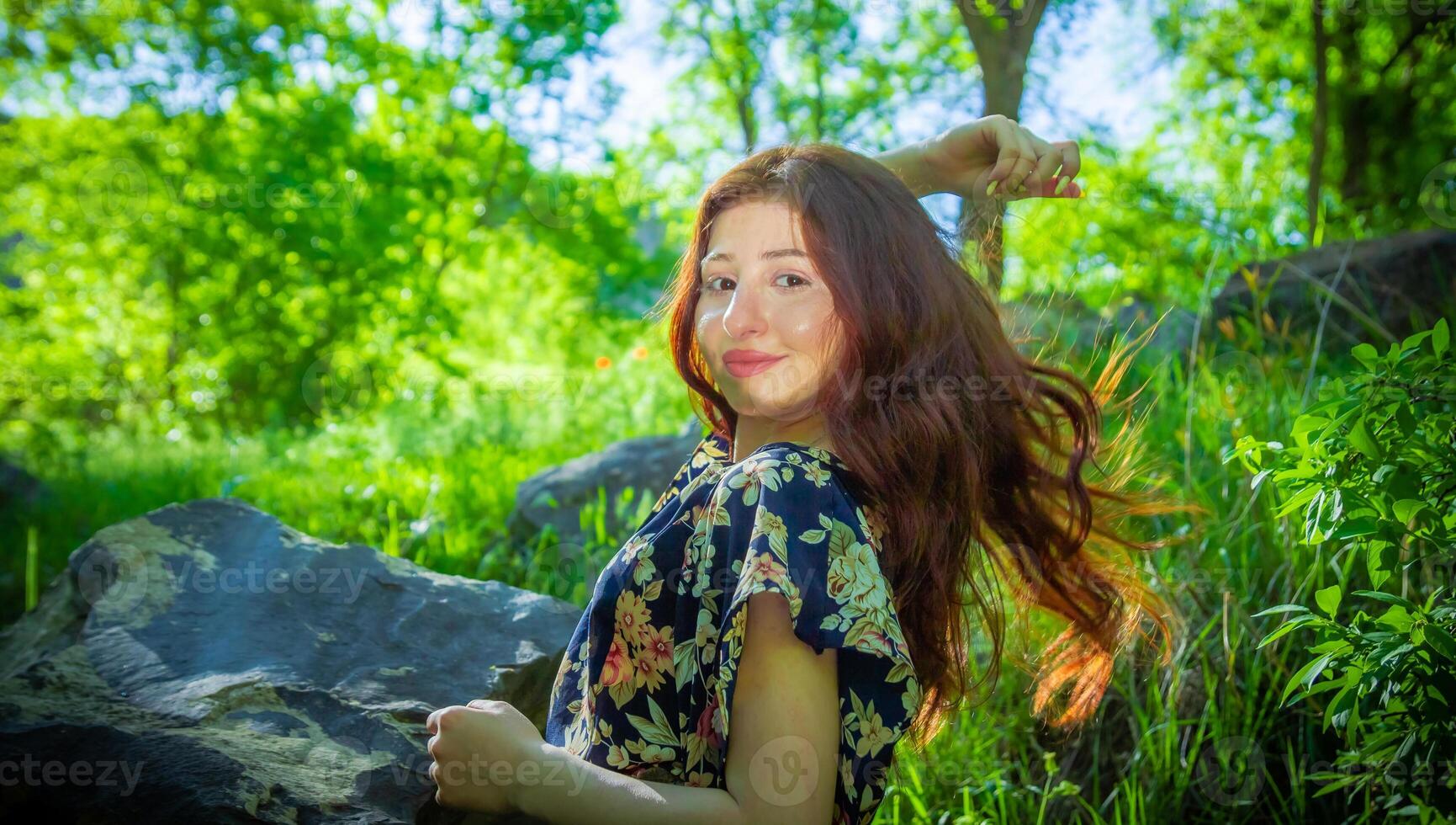 rojo peludo mujer en el parque, bonito mujer en el naturaleza foto