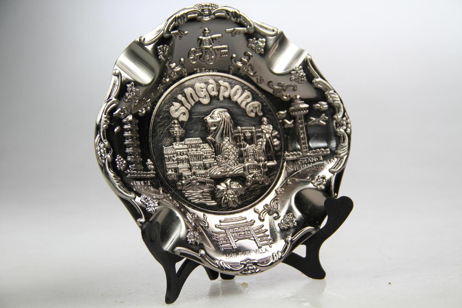 a silver plate with a picture of a merlion on it photo