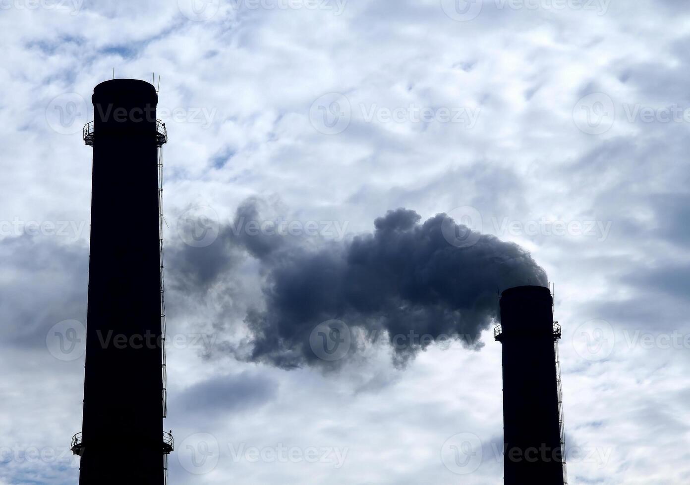 tóxico fumar emitido desde industrial planta chimeneas foto