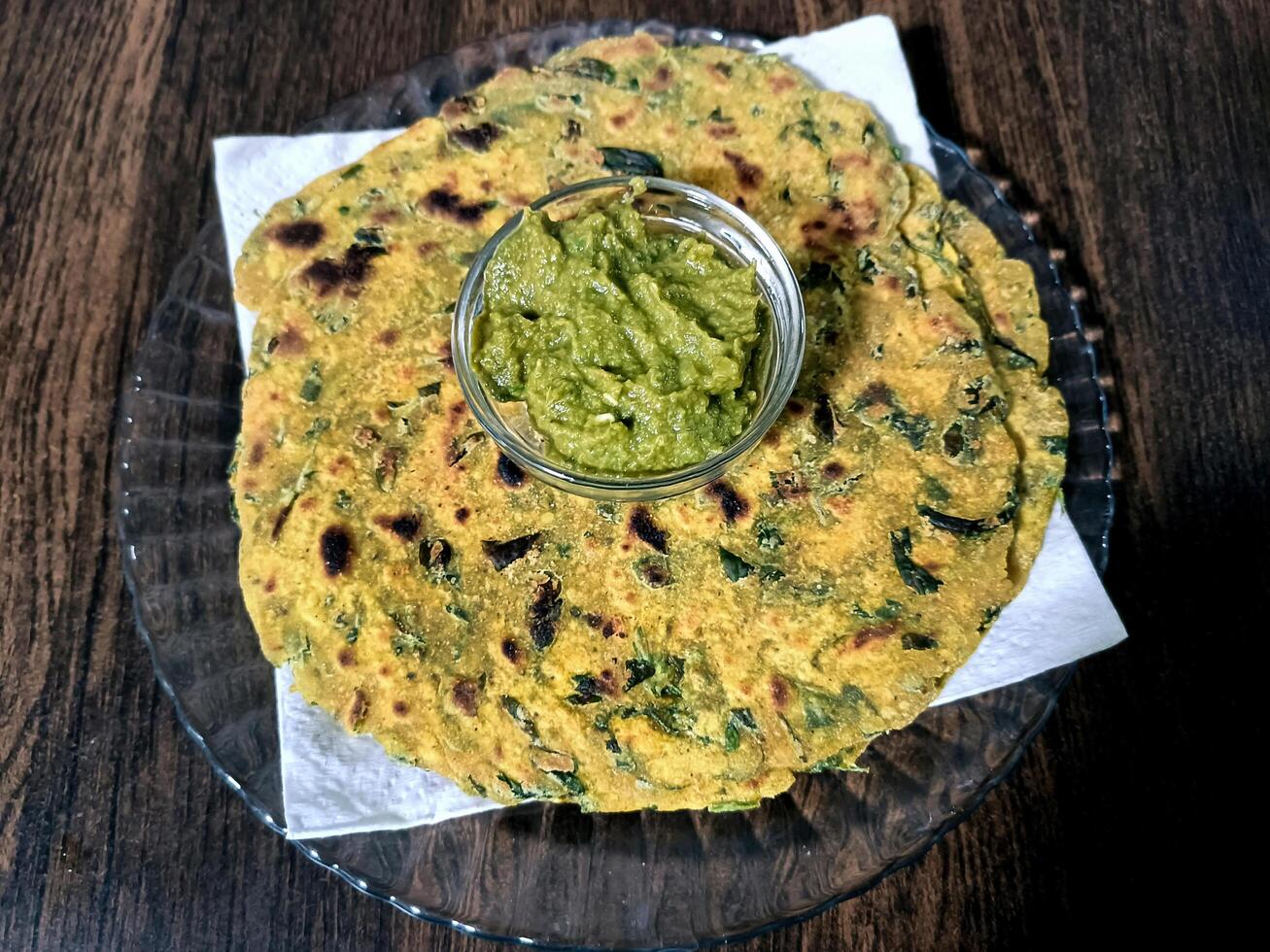 palak paratha o indio plano panes hecho desde Espinacas y servido con mango pepinillo y menta aderezo, indio desayuno foto