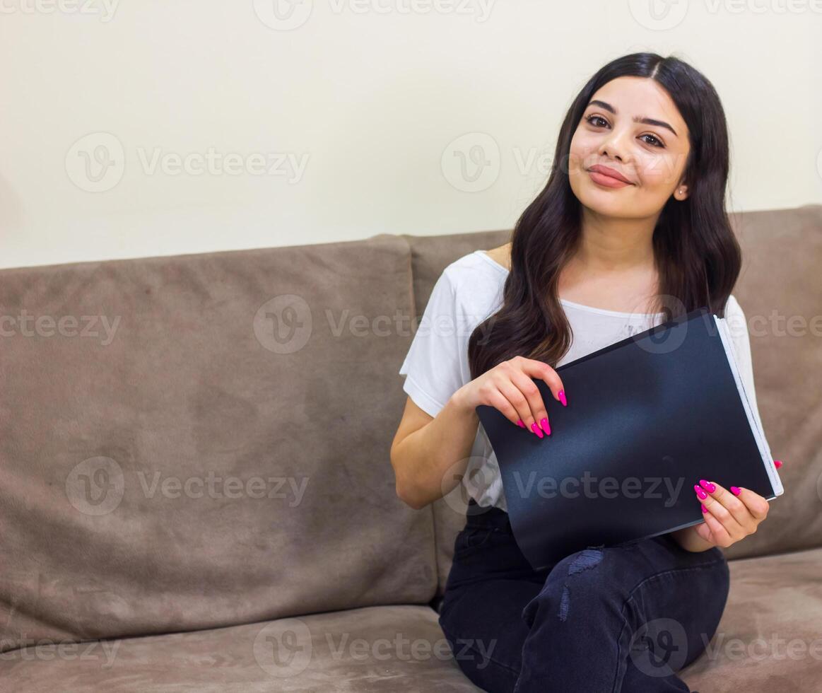 joven mujer en spa salón, niña en belleza salón foto