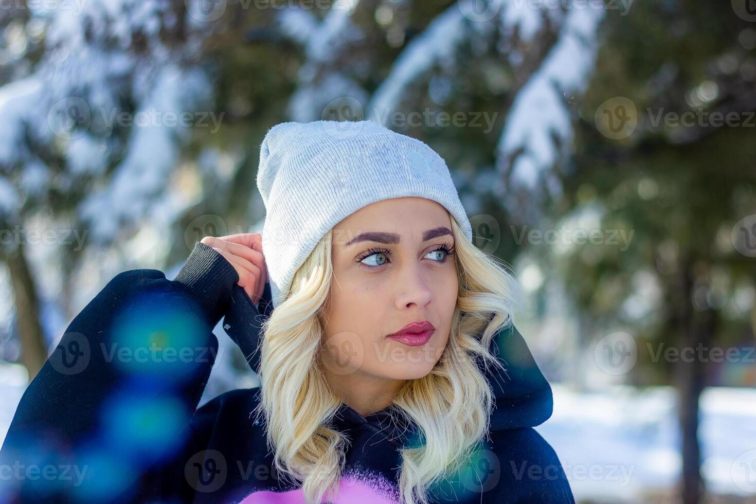 portrait of a woman in a park, portrait of a woman in winter park, portrait of a blonde woman, woman in hat photo