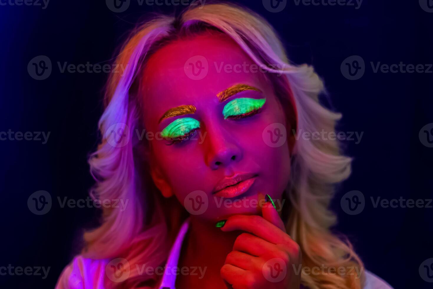 retrato de un mujer con pintado rostro, mujer con uv maquillaje en estudio, retrato de un mujer en carnaval mascarilla, el mujer es decorado en un ultravioleta polvo foto