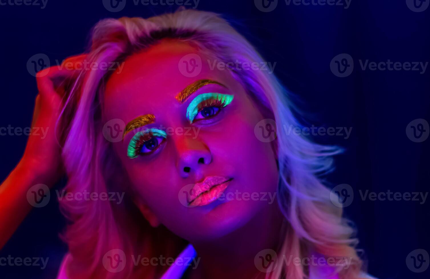 retrato de un mujer con pintado rostro, mujer con uv maquillaje en estudio, retrato de un mujer en carnaval mascarilla, el mujer es decorado en un ultravioleta polvo foto