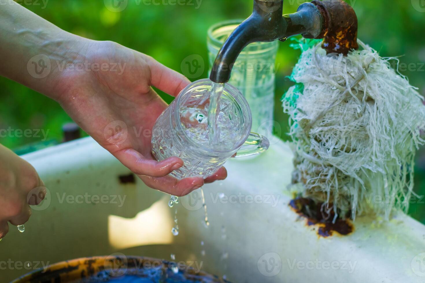 el niña lavados el lentes debajo agua foto