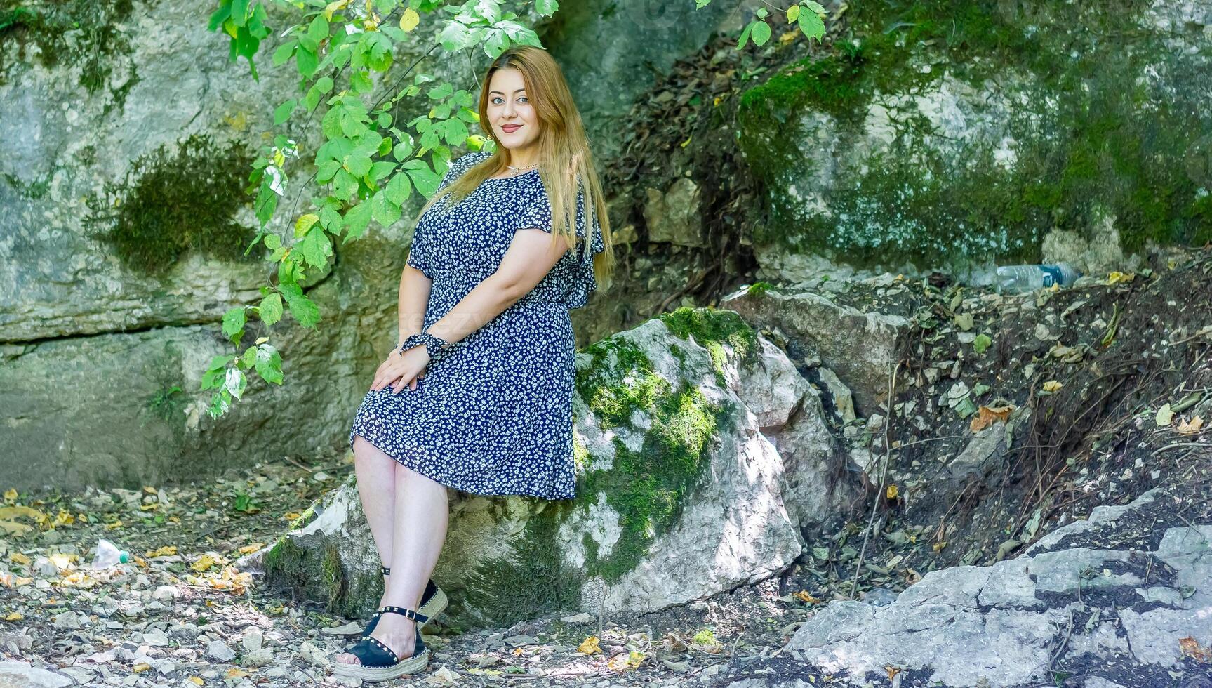 bonito joven niña en el naturaleza foto