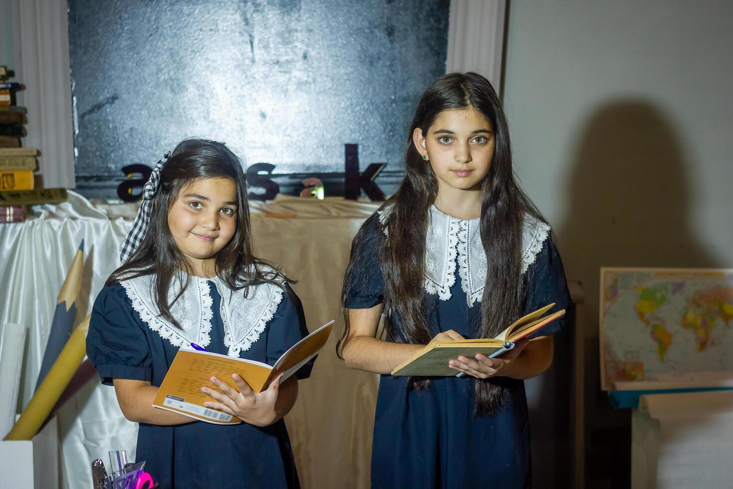 estudiantes en salón de clases haciendo deberes foto