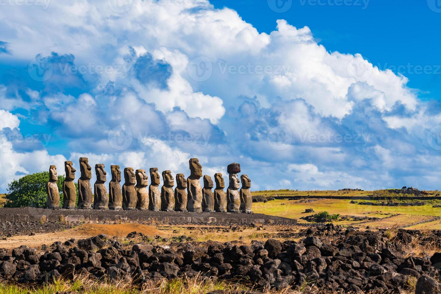 antiguo moai de ahu tongariki en Pascua de Resurrección isla o rapa nui en Chile foto