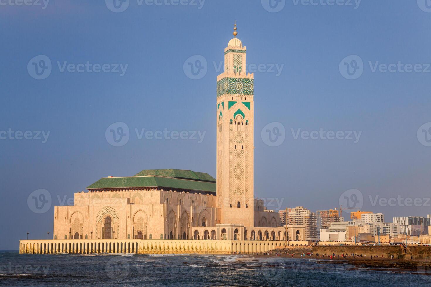 mezquita de hassan ii y el mar en casa blanca, Marruecos. foto