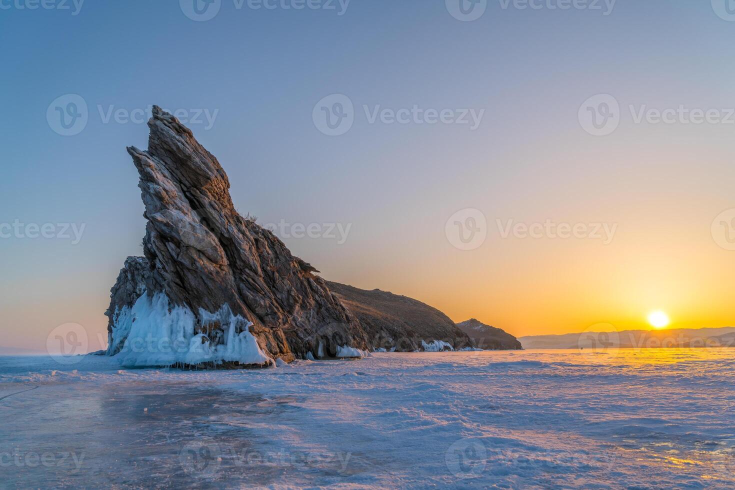 ver de ogoy isla en congelado lago baikal a amanecer, Siberia, irkutsk oblast, Rusia. foto