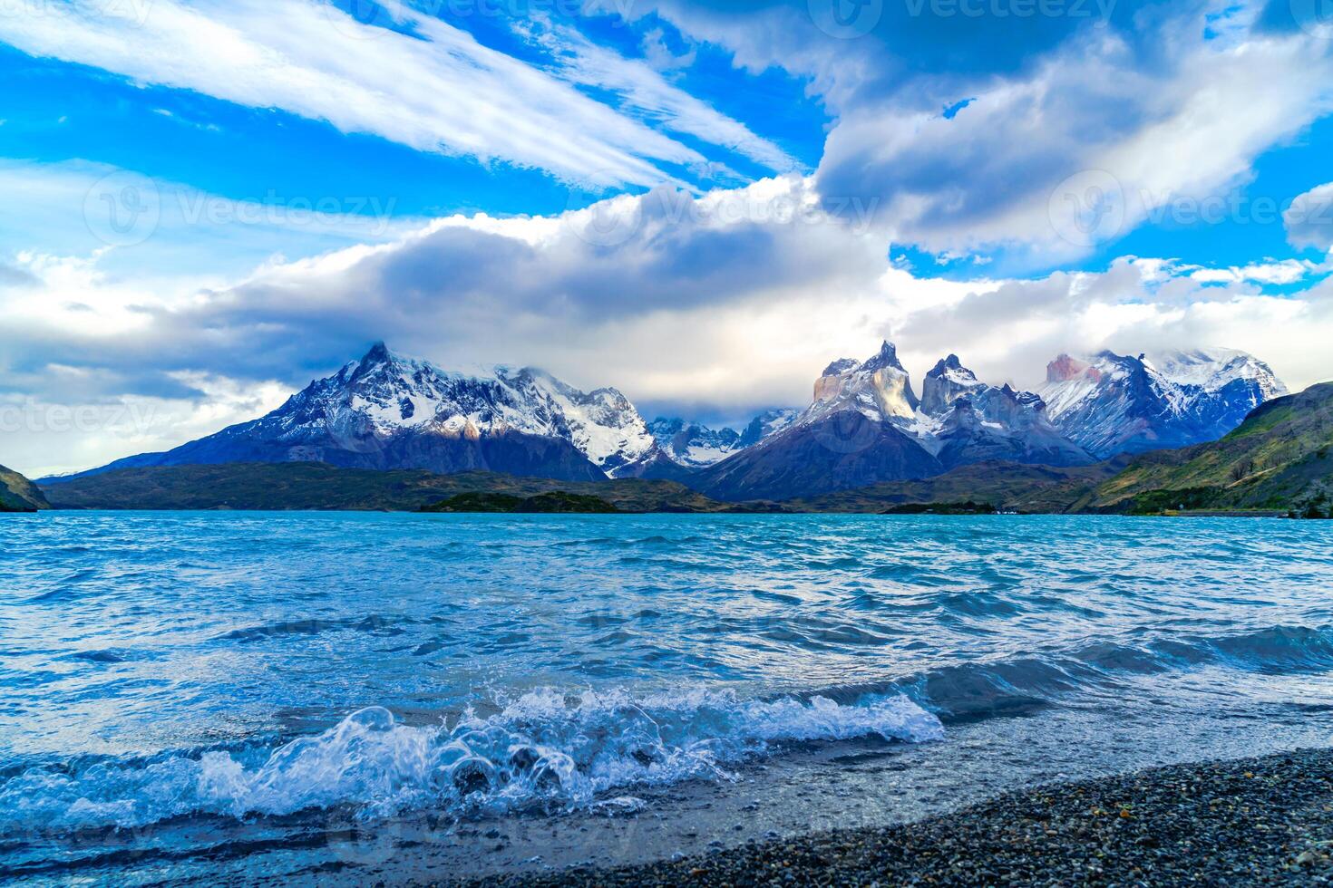 ola a lago pehoe y el montaña en torres del paine nacional parque, Chile foto