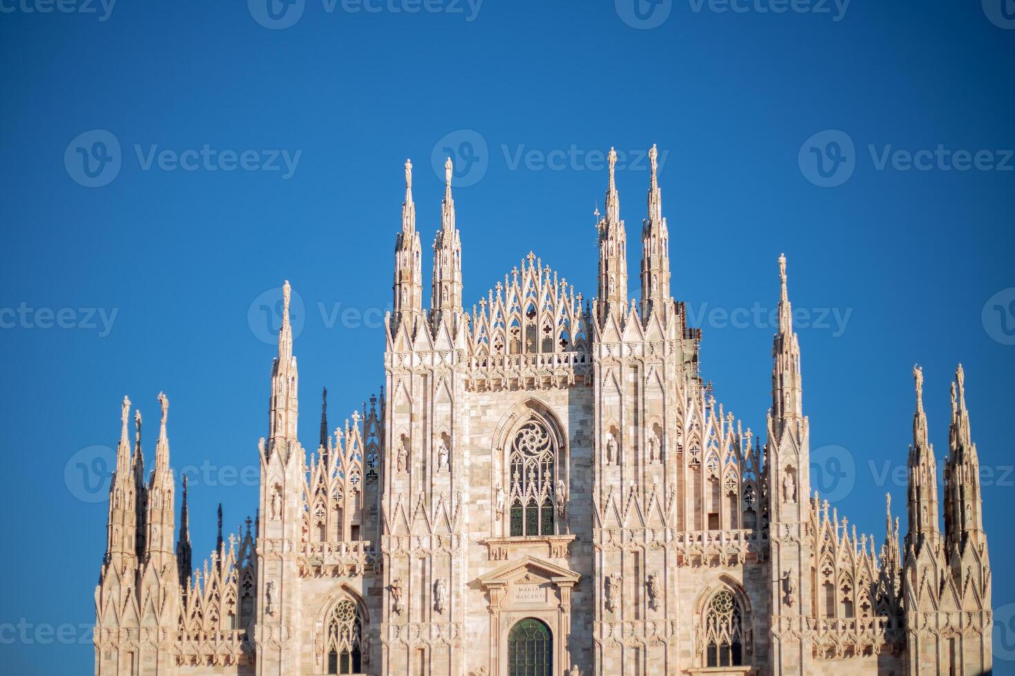 Navidad fiesta árbol cerca el duomo en Milán. plaza del duomo. Navidad luces arriba el escuadrar de Milán. foto