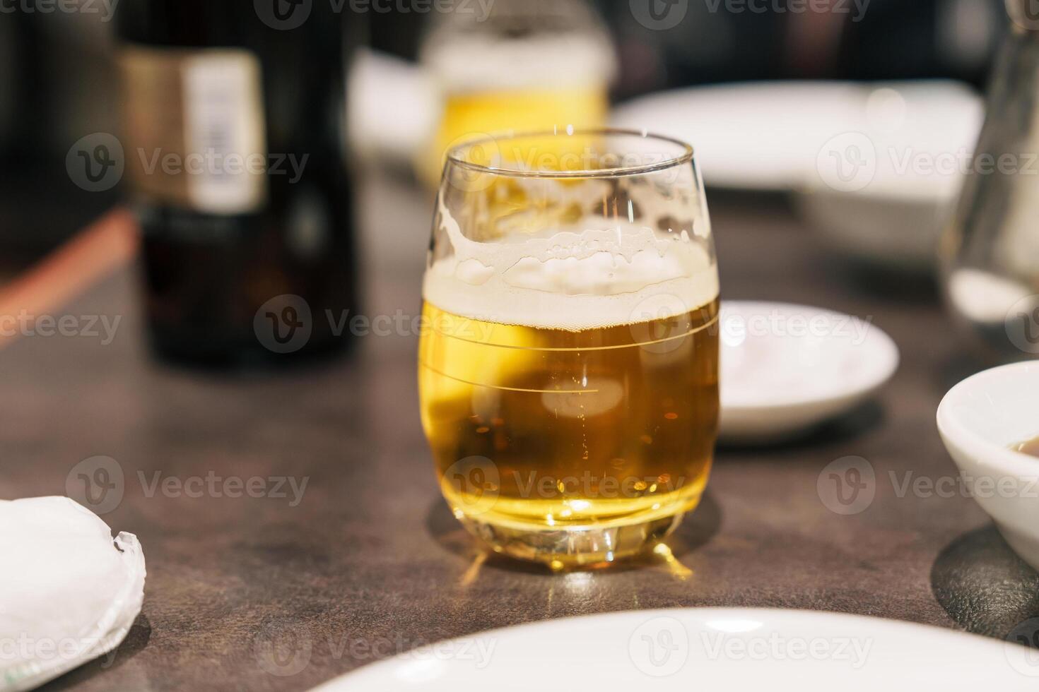 sequía cerveza vaso en mesa a restaurante foto